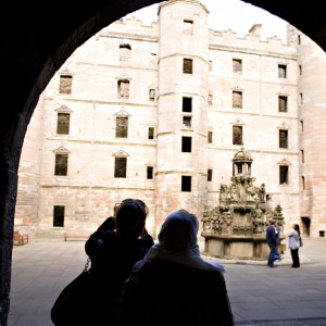 S5 Linlithgow Palace courtyard